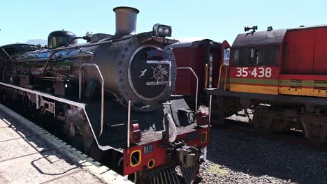 histórico motor de locomotora de vapor británico estacionado en una estación en sudáfrica