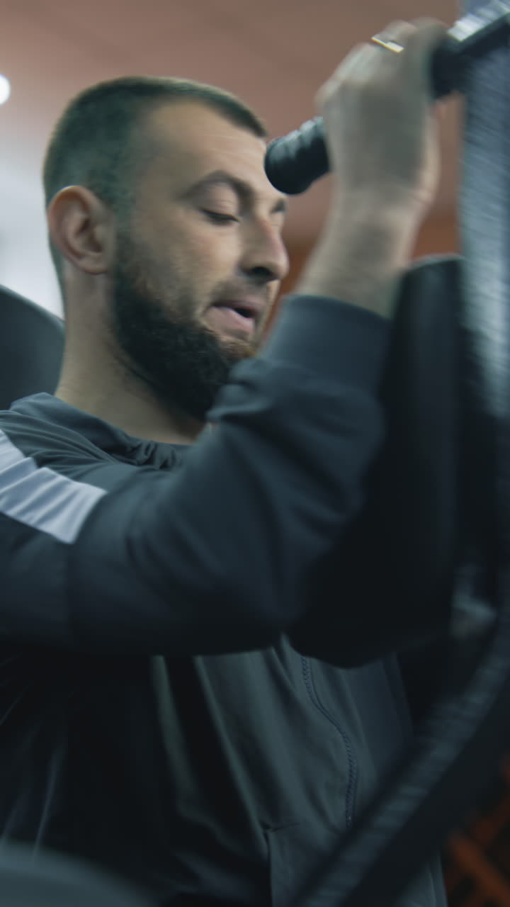 체육관에서 밖으로 일하는 남자