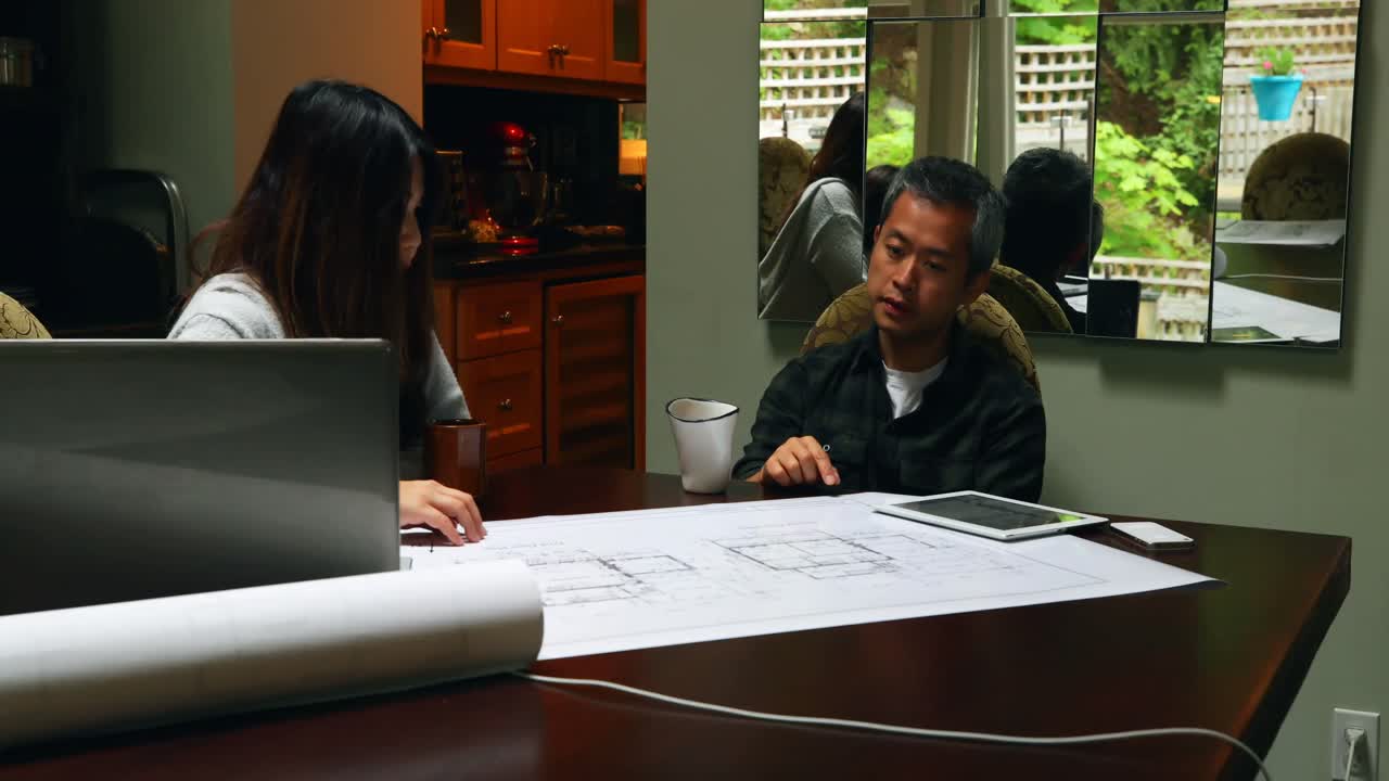 arquitectos discutiendo sobre el plan 4k