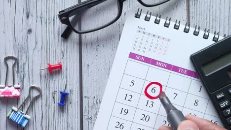 concepto de plazo con círculo y alfiler de empuje en la fecha calendario