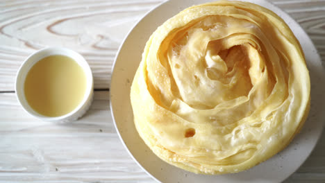 Masa roti crujiente frita con leche condensada azucarada
