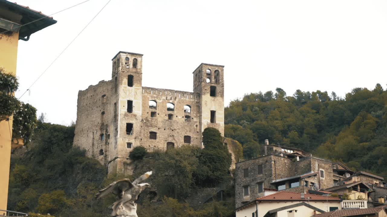 Castello in rovina in un villaggio di montagna