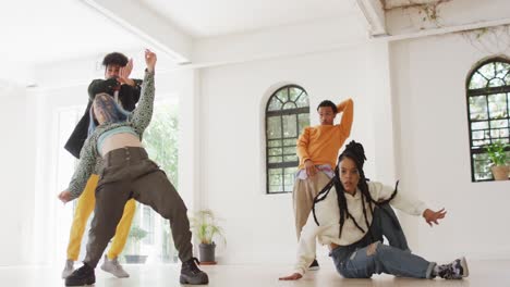 bailarines masculinos y femeninos felices y diversos bailando en un estudio de baile, cámara lenta
