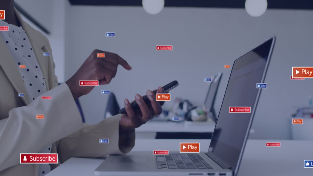 Animazione di icone di social media con testi su una donna afroamericana che usa smartphone e laptop