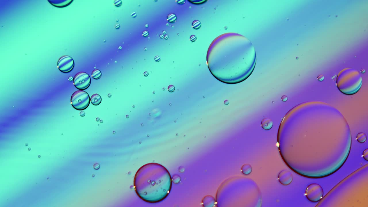 추상적인 다채로운 음식 기름 방울 거품과 구가 흐르고