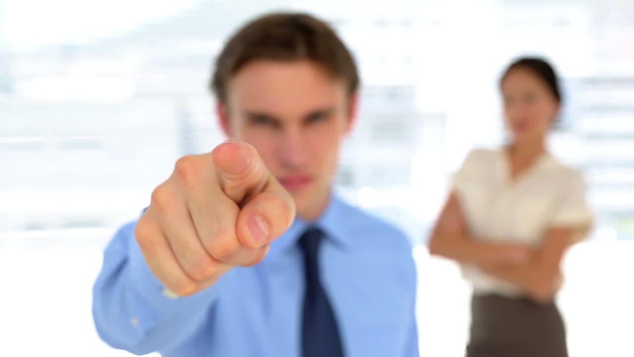 카메라를 바라보는 사업가들