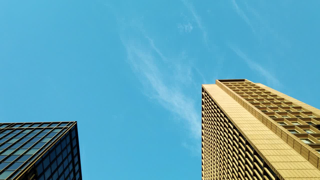 imágenes de pov de ángulo bajo de conducción en el centro de denver