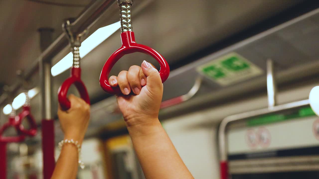 움직이는 열차 손잡이에 손을 잡고