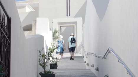 pareja de ancianos, escalones de mármol, edificio blanco, iglesia, cristianos, mochileros, religión, fira, santorini, islas, grecia