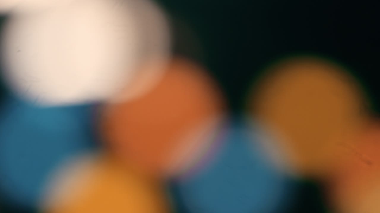 abstracto desenfocado. el fondo borroso de la ciudad. círculos de bokeh en movimiento tráfico nocturno.