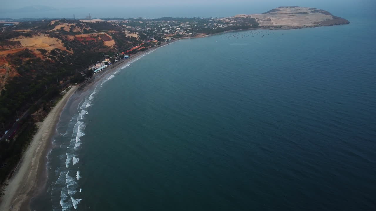 playa tropical y puerto de barcos de pesca en la bahía de hon rom, vietnam, vista aérea