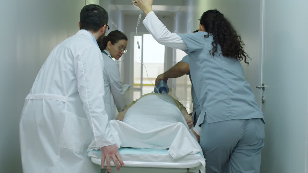 Paramédicos Transportando Paciente de Emergência em Maca
