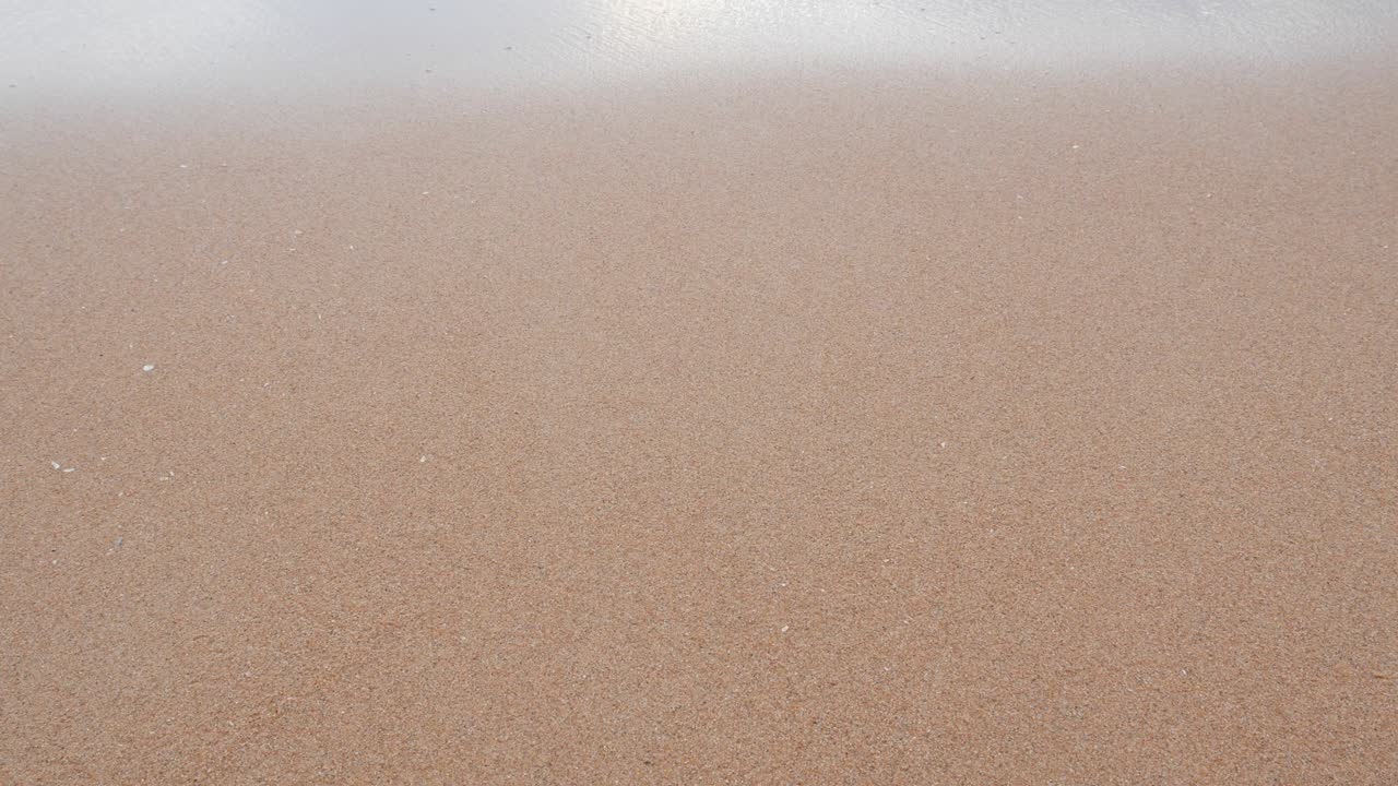 깨한 해변과 바다 파도의 아름다운 자연