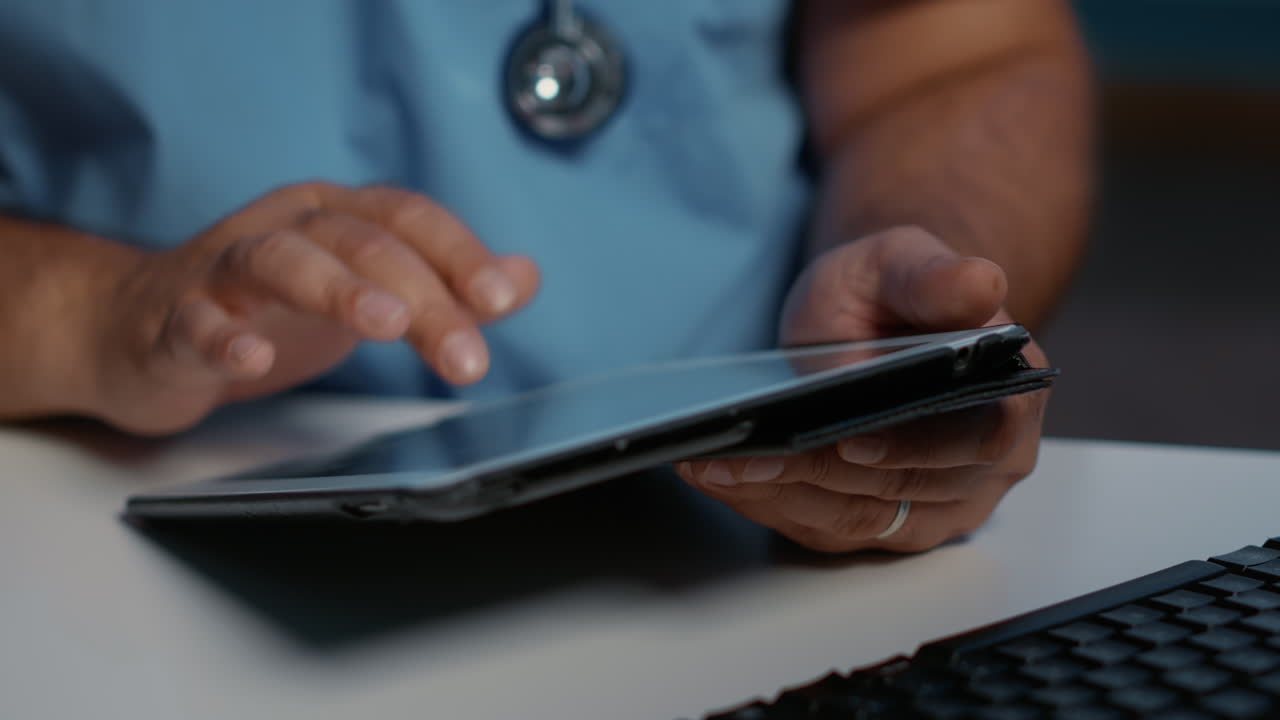 médico que usa una tableta