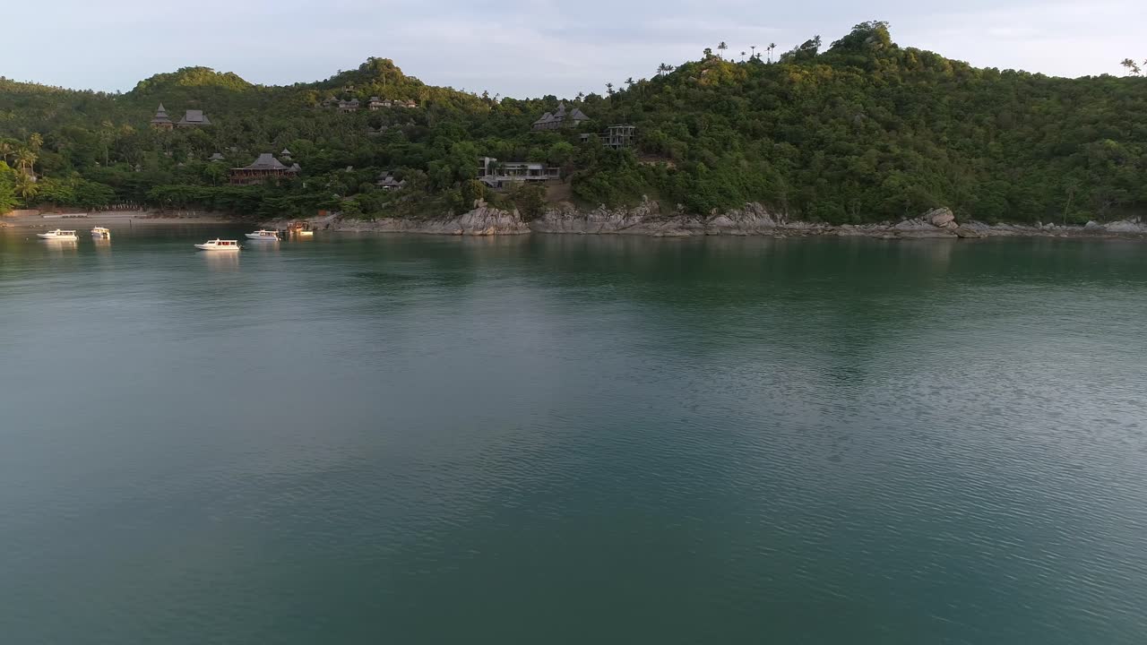 크리스탈처럼 은 물이 있는 아름다운 열대 해변