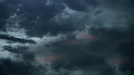 nubes oscuras que se mueven al amanecer y al atardecer