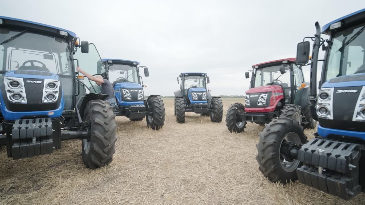 전시회에서 농업 기계의 시연. 트랙터는 현장에서 작동하여 그들의 능력과 성능을 전시합니다.