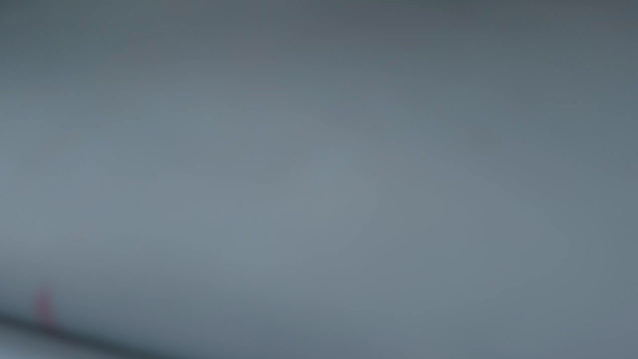 trabajador en la línea de producción que hace pieles de animales con lápiz de cera en una fábrica de cuero