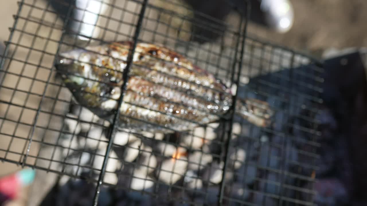 나무 석탄 그릴에 긴 물고기