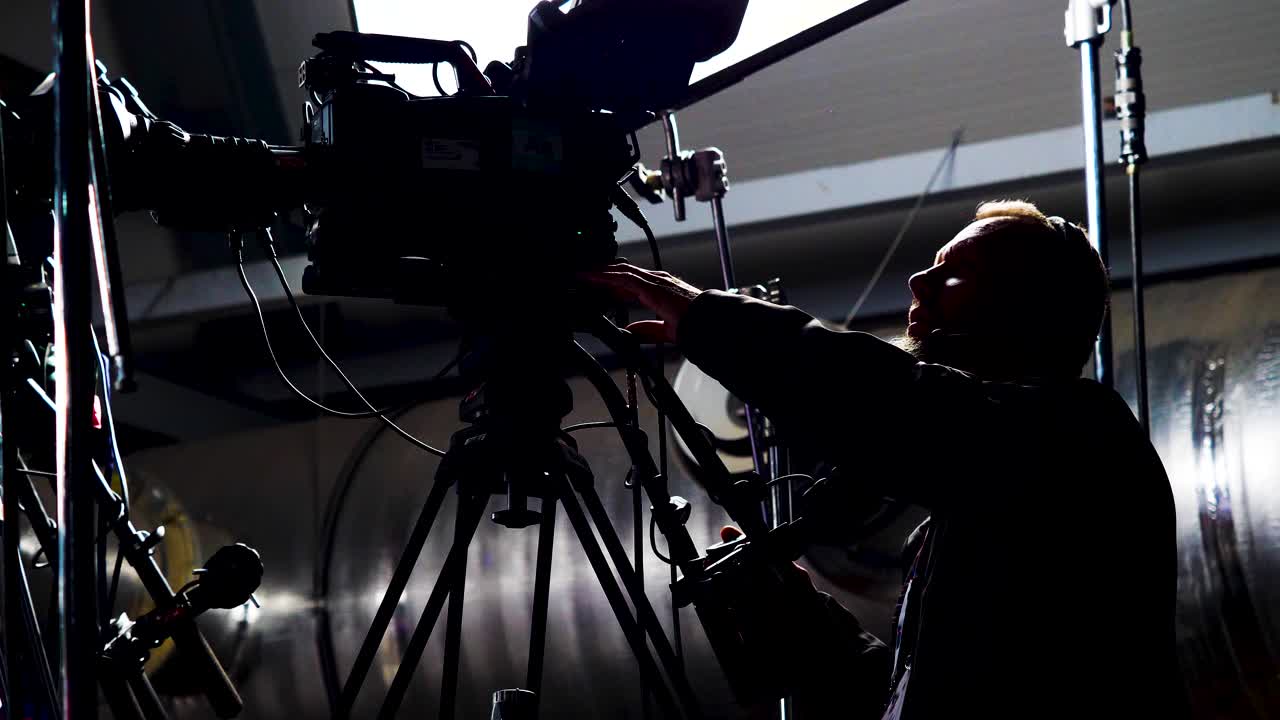 operador de câmara a ajustar a câmara