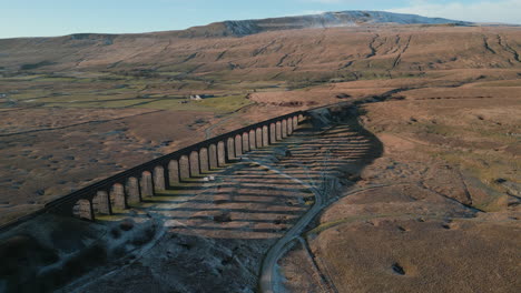 Eisenbahnbrücke-In-Großer-Höhe-Mit-Langen-Schatten-Im-Winter-Am-Ribblehead-Viadukt-Großbritannien