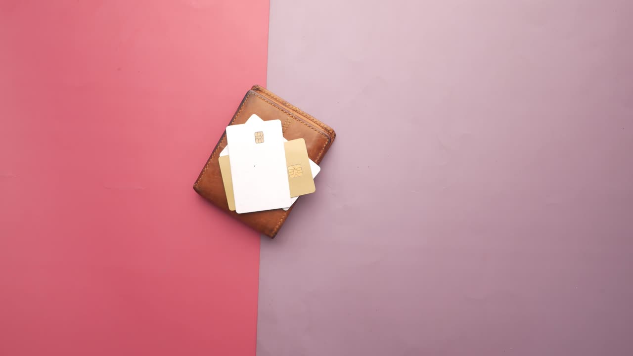 mano con una billetera con tarjetas de crédito