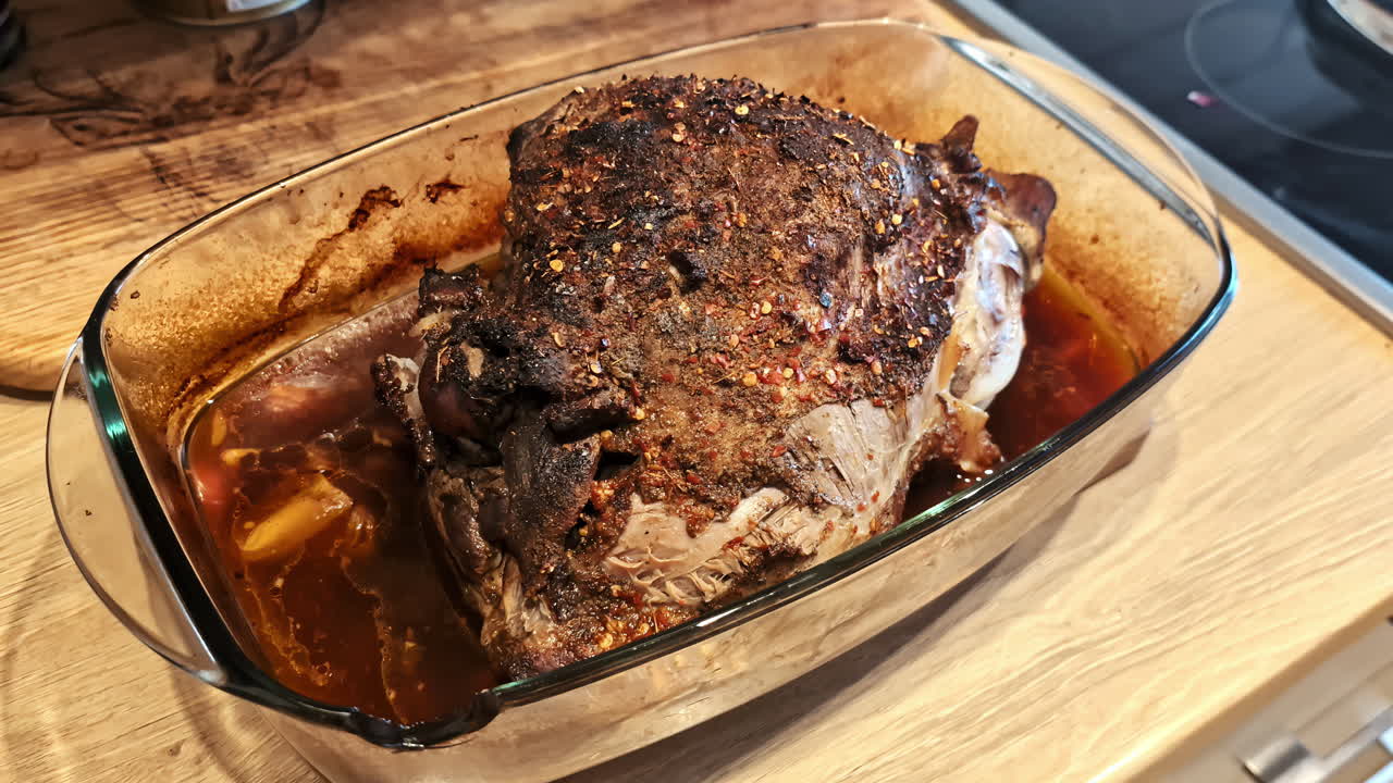 Carne piccante appena sfornata, cucinata alla perfezione con una finitura dorata e appetitosa