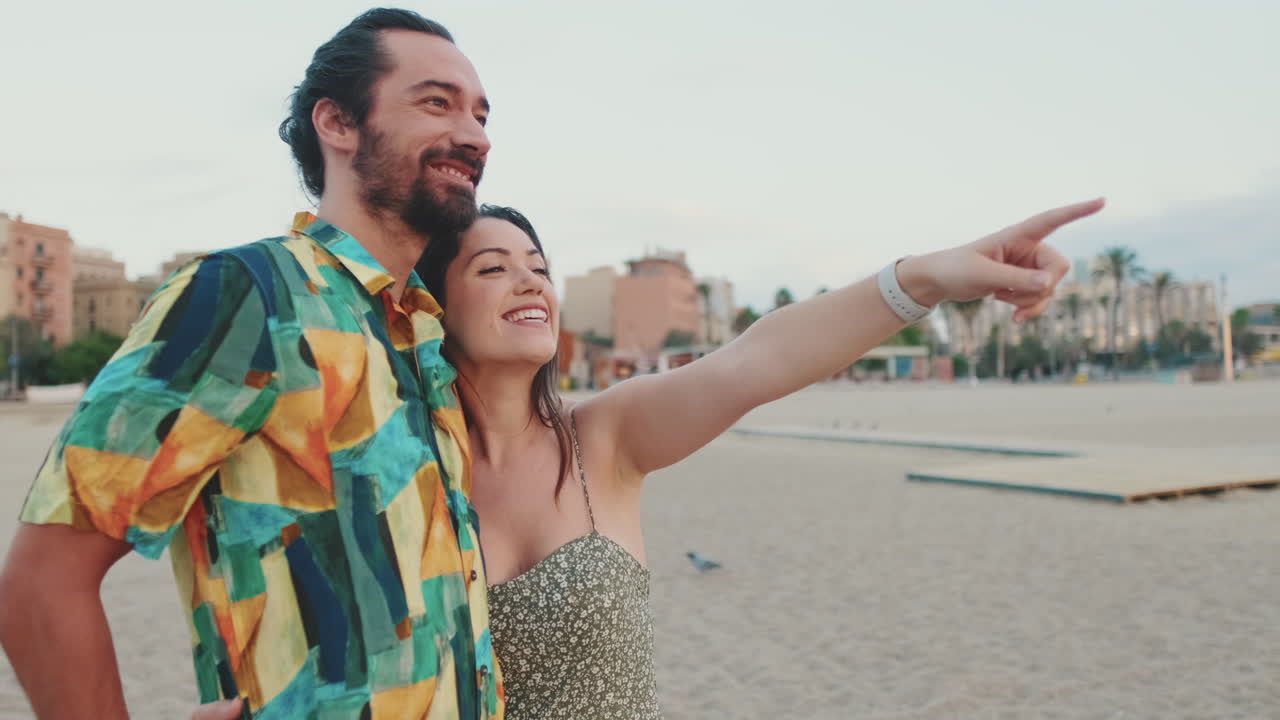 Una pareja en la playa.