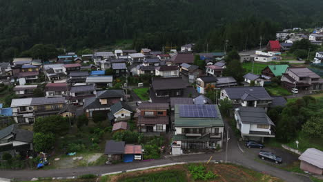 Disparo-De-Drone-Con-Vistas-A-Casas-Clásicas-De-Barrio-En-Los-Suburbios-De-Un-Japón-Nublado