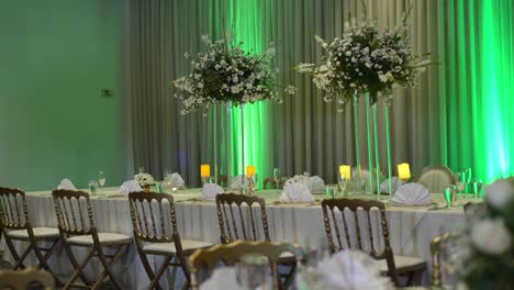 decoración de la mesa en una boda con altos arreglos florales como piezas centrales