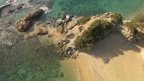 Schöner-Felsiger-Küstenstrand-Von-Santa-Cristina-In-Lloret-De-Mar,-Spanien