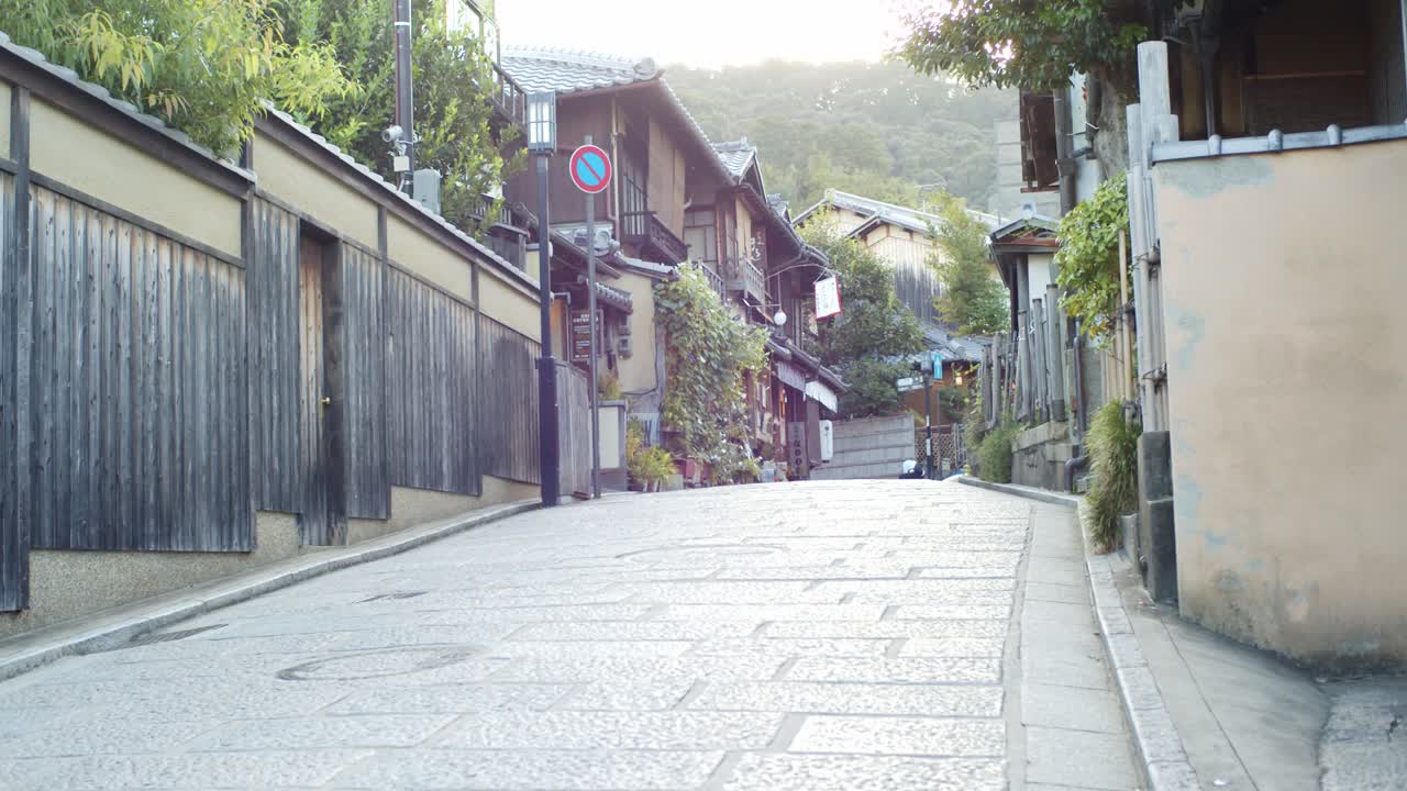 이른 아침 거리, 교토의 아름다운 옛 마을, 일본 부드러운 조명 슬로우 모션 4k