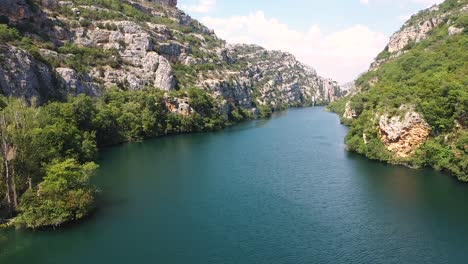 Vista-Aérea-Del-Río-Krka-Y-Un-Cañón-En-El-Parque-Nacional-Krka,-Croacia