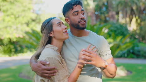 Señalando,-Cita-En-El-Parque-Y-Pareja-Feliz-Tomados-De-La-Mano.