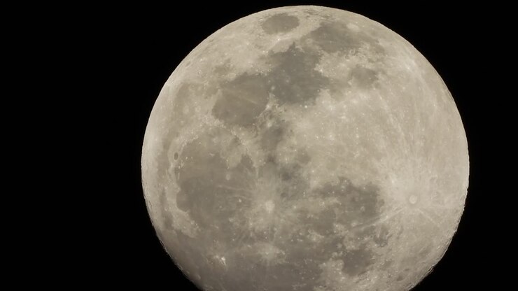 Lua - Linda - Noite - Close-up.