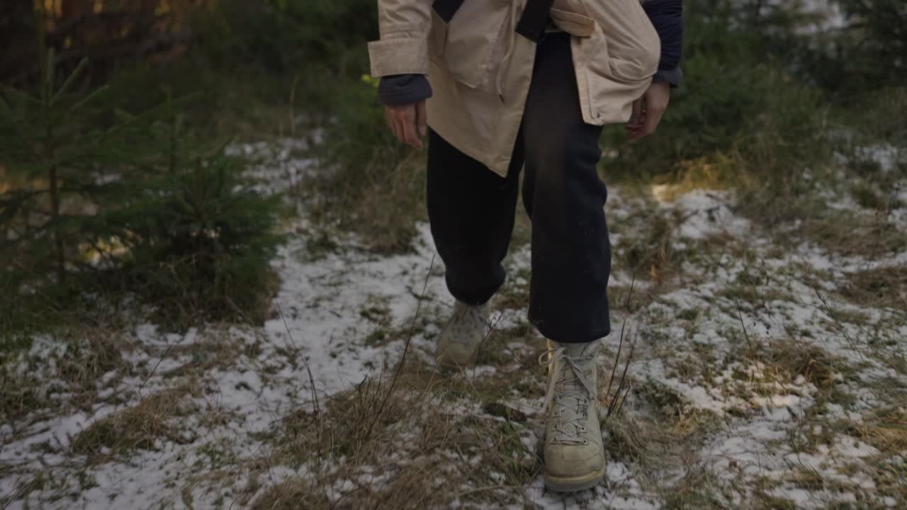 Person, der går i snedækket skov