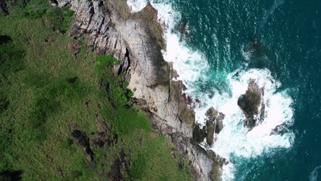 vista aérea del mar tropical en la isla de phuket. hermosa superficie del mar increíbles olas paisaje marítimo vista de la montaña en phuket tailandia. imágenes de alta calidad de drone 4k