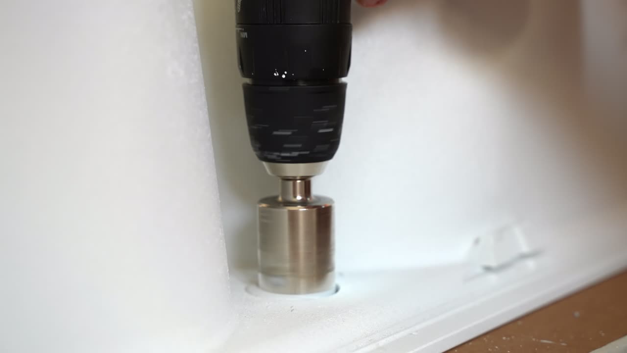 다이아몬드 크라운 (diamond crown) 은 세라 타일의 구을 는 도구이며, 세라 제품에서  먼지를 회전시키고 어내는 도구입니다.