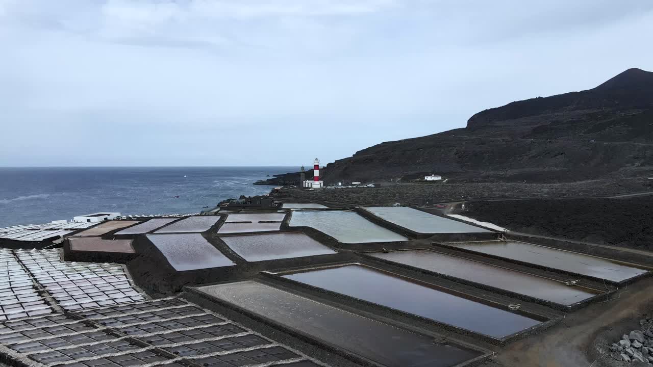 vista aérea de drones de salinas de fuencaliente en la isla canaria de la palma con un faro en un día nublado