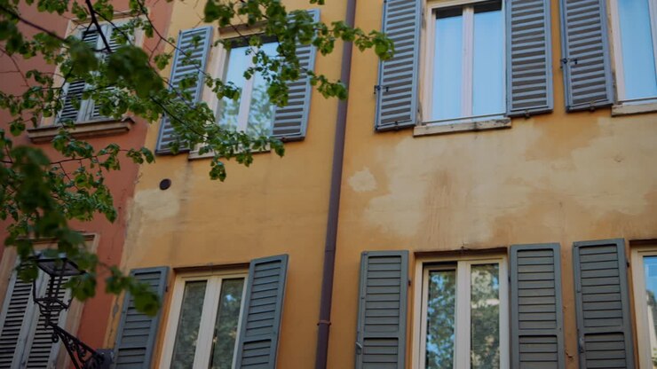 Scena di strada italiana con alberi primaverili