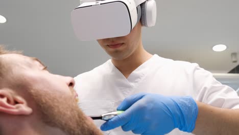 un dentista con gafas 3d trabaja con un cliente en la clínica del futuro. tratamiento de realidad virtual
