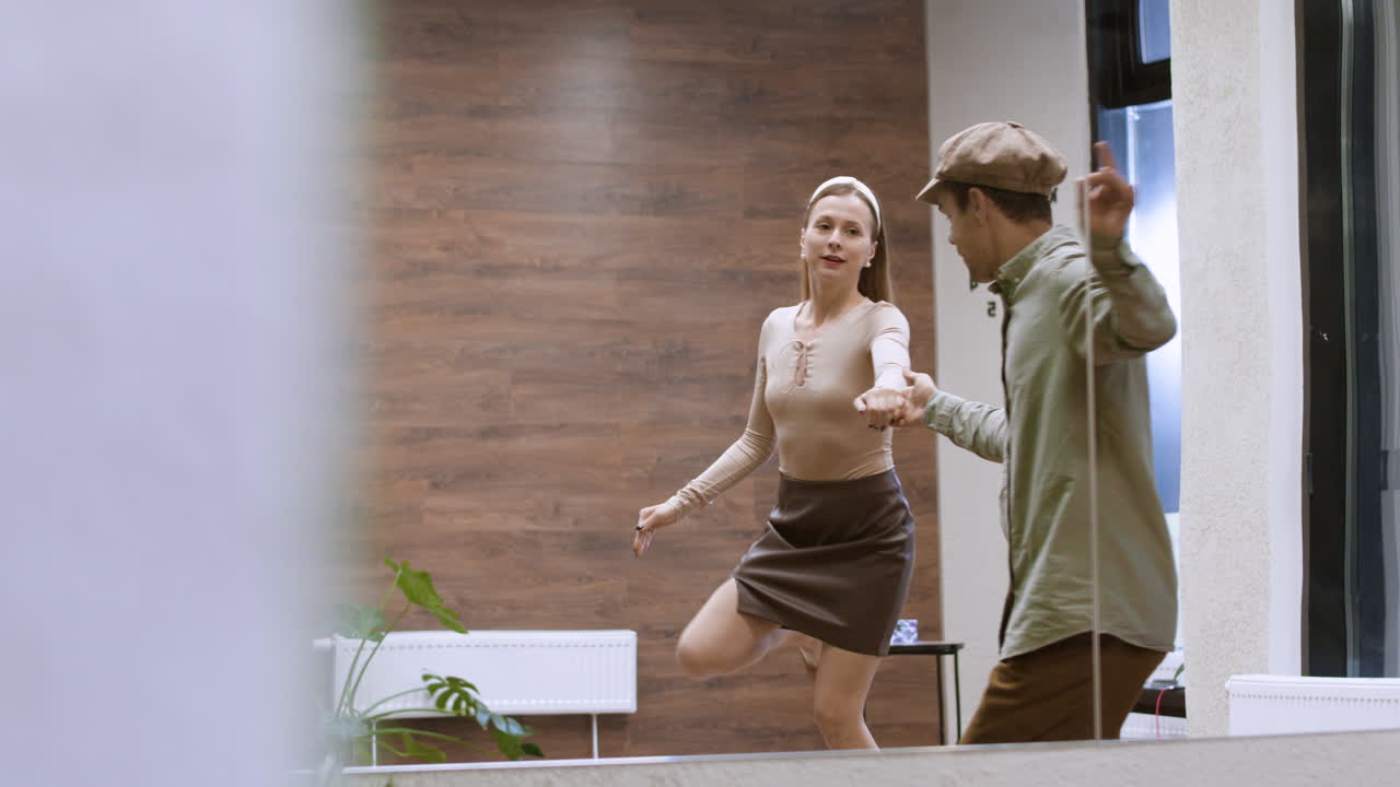 스윙 레슨을 받고 있는 학생들