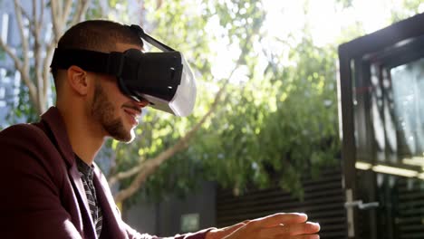 ejecutivo usando auriculares de realidad virtual 4k
