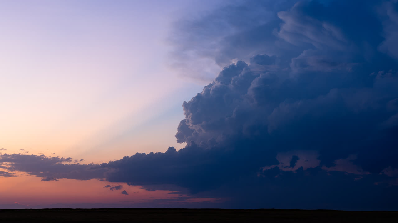 dramático atardecer con nubes de tormenta