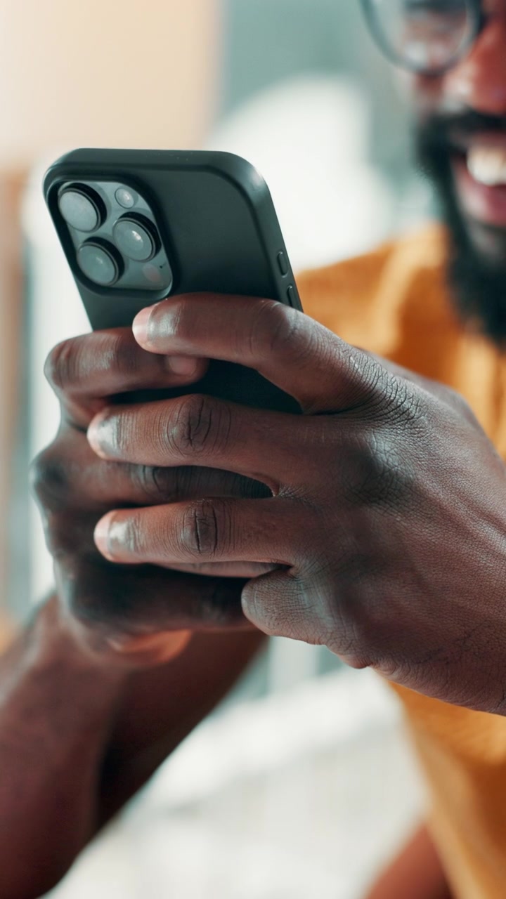 Nærbillede af en mand, der bruger en smartphone