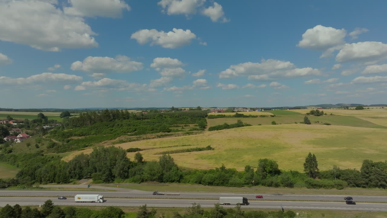 초록색 시골 을 가로지르는 고속도로 의 공중 사진