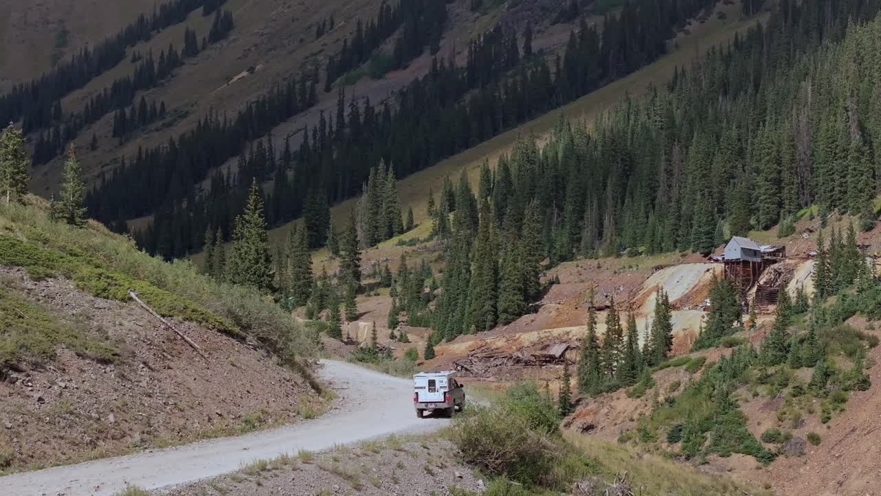 Lastbil parkerad vid utsiktsplats ovanför den historiska gruvbosättningen Animas Forks, Trans America Trail, Colorado, USA.