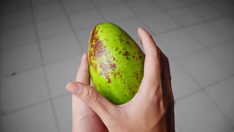 las manos revelan la carne y la semilla cremosa del aguacate, invitando a probar su bondad nutritiva