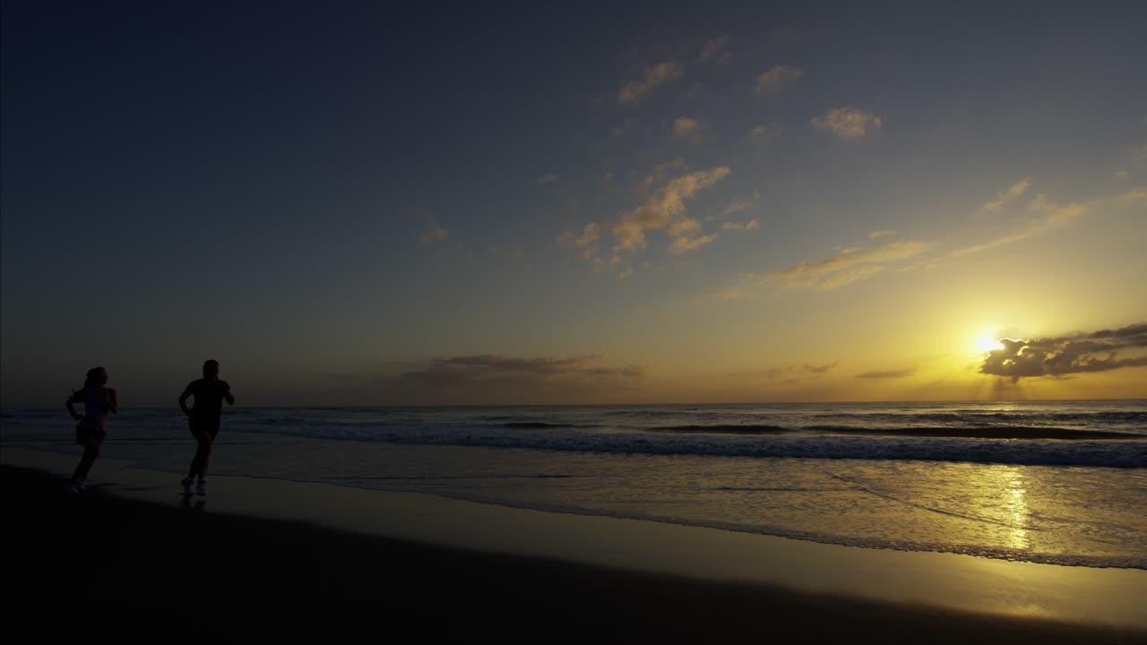 친구 들 과 함께 달리는 해변 휴가 에 있는 아시아 여성 들