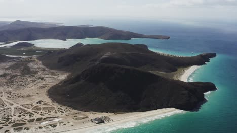 drone gira alto sobre playa balandra, baja, méxico